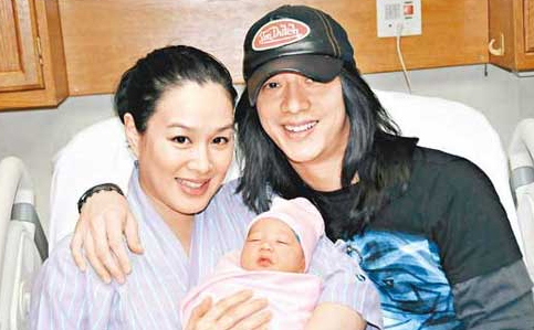 3婚2離！她3婚帶3女兒「嫁小12歲型男」　50歲遭婆家逼生四胎「不惜試盡各種偏方」身材發福