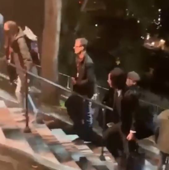 超親民男神無誤！基努李維「拍電影親自扛沉重器材」　工作人員想接手「1動作霸氣神回絕」暖翻全片場