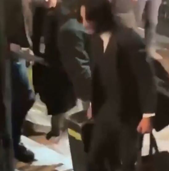 超親民男神無誤！基努李維「拍電影親自扛沉重器材」　工作人員想接手「1動作霸氣神回絕」暖翻全片場
