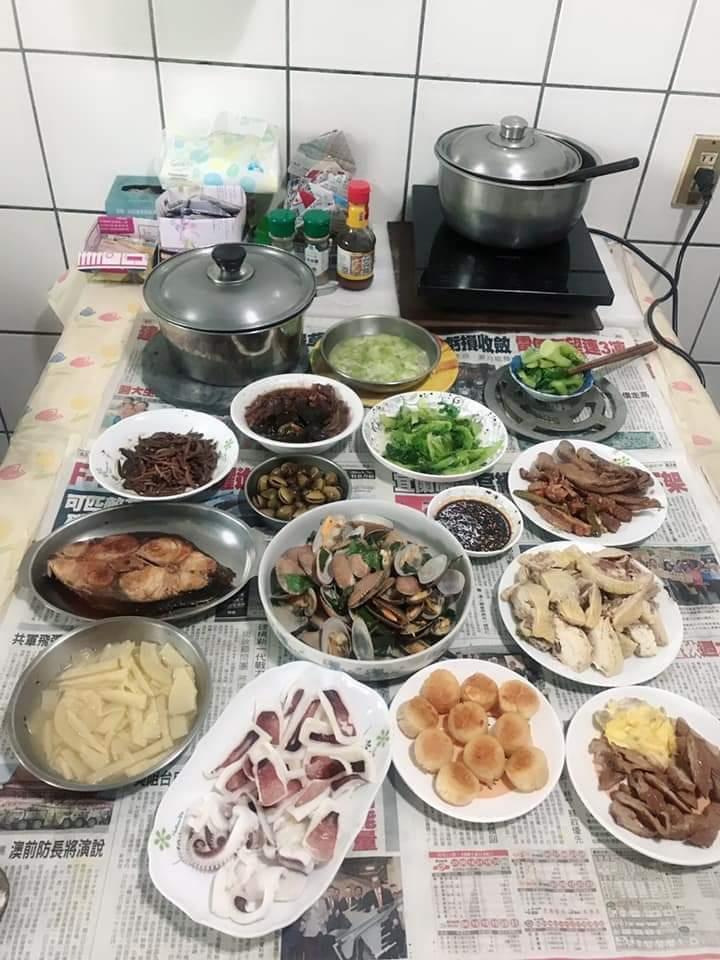回南部老家吃飯！女友一看到「餐桌鋪滿報紙」崩潰變臉　氣喊「超級噁心怎麼吃」男友傻眼：瞧不起人？