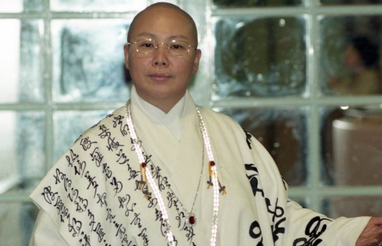 天天看佛也無聊！她豔星出道「39歲剃度出家」　如今「揮金如土欠債千萬」信徒卻暴增