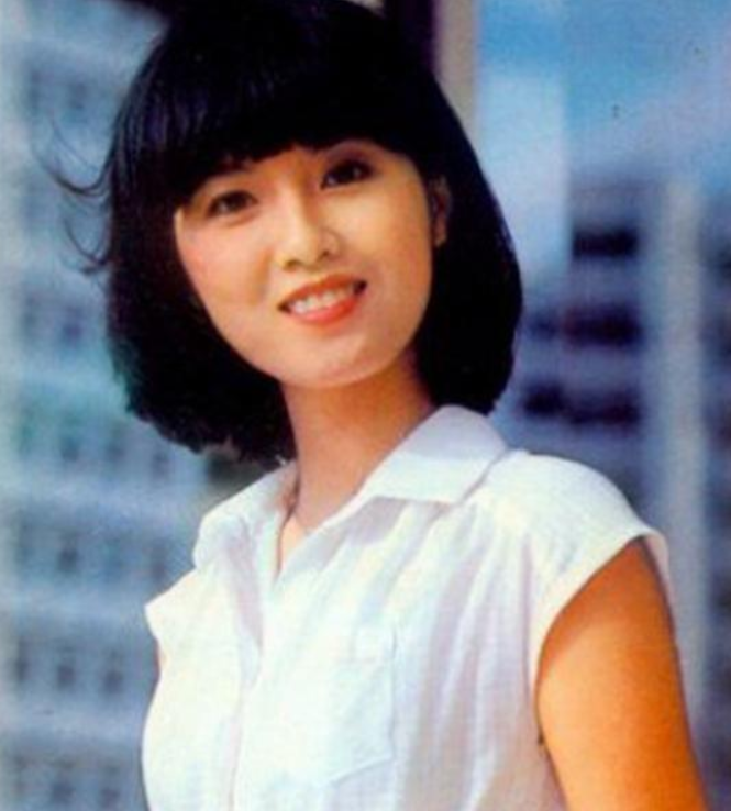 天天看佛也無聊！她豔星出道「39歲剃度出家」　如今「揮金如土欠債千萬」信徒卻暴增
