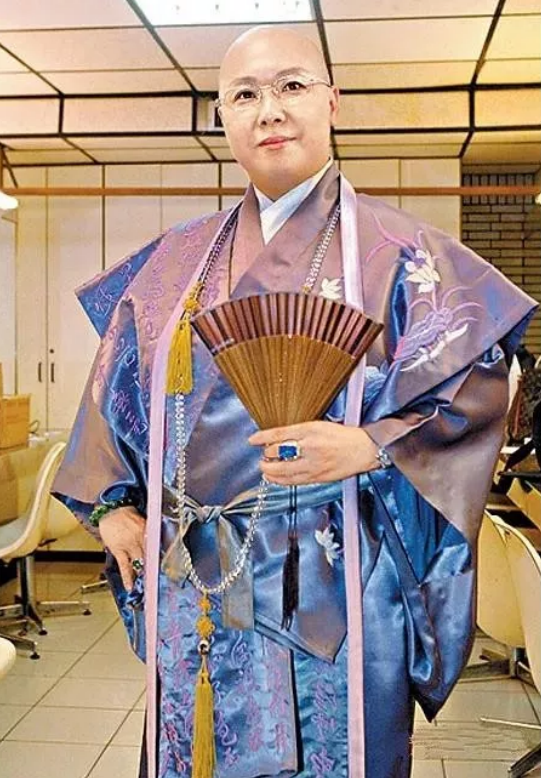 天天看佛也無聊！她豔星出道「39歲剃度出家」　如今「揮金如土欠債千萬」信徒卻暴增