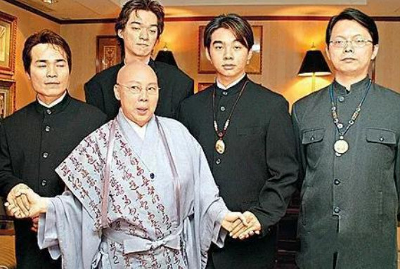 天天看佛也無聊！她豔星出道「39歲剃度出家」　如今「揮金如土欠債千萬」信徒卻暴增