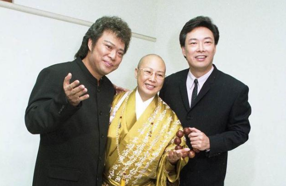天天看佛也無聊！她豔星出道「39歲剃度出家」　如今「揮金如土欠債千萬」信徒卻暴增