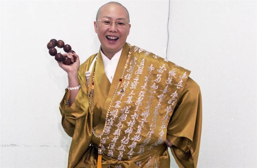 天天看佛也無聊！她豔星出道「39歲剃度出家」　如今「揮金如土欠債千萬」信徒卻暴增