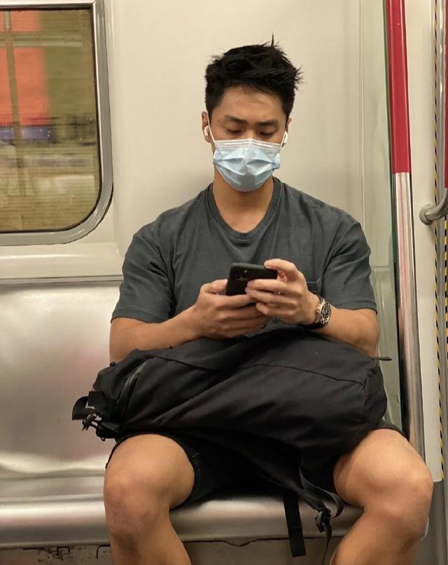 帥到不想下車❤️搭地鐵遇到「超壯口罩帥哥」秒心動　神出本尊「換上襯衫不輸韓國歐巴」來頭也超大
