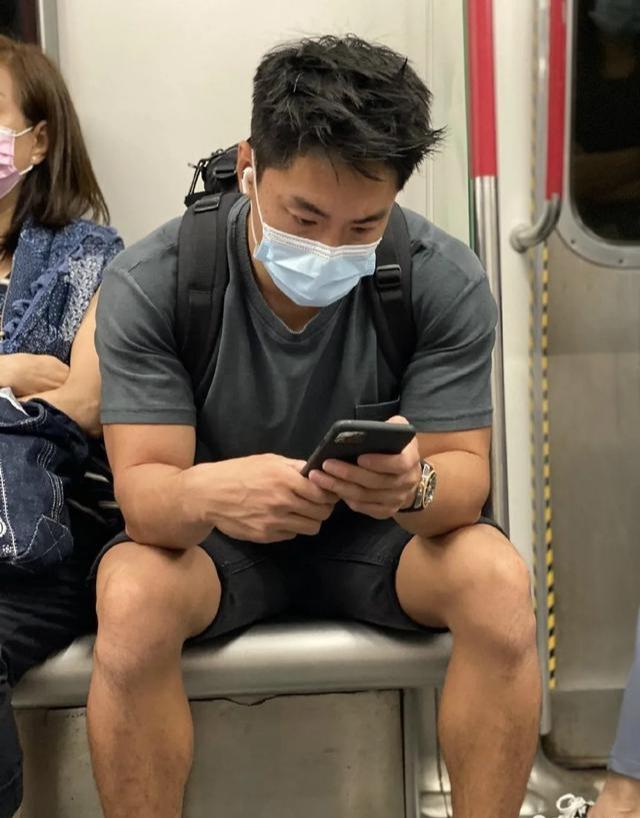 帥到不想下車❤️搭地鐵遇到「超壯口罩帥哥」秒心動　神出本尊「換上襯衫不輸韓國歐巴」來頭也超大