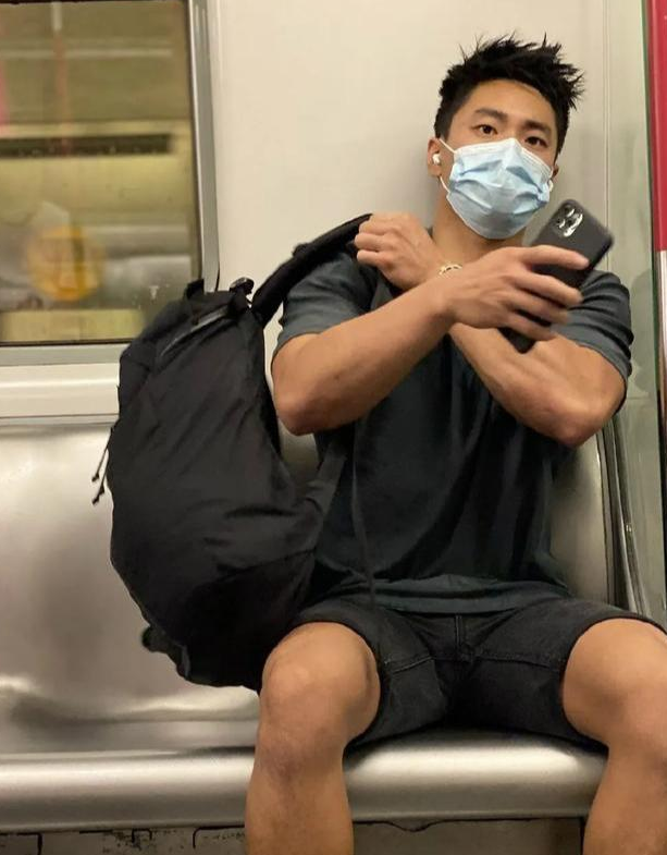 帥到不想下車❤️搭地鐵遇到「超壯口罩帥哥」秒心動　神出本尊「換上襯衫不輸韓國歐巴」來頭也超大