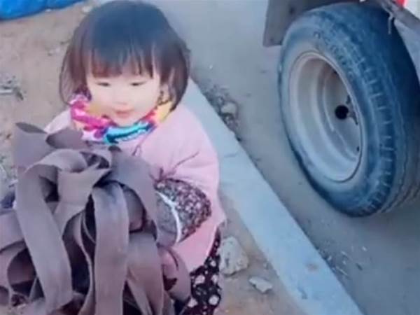 父女不分離！單親爸開大貨車「帶2歲女兒到處跑」　感動又心疼「對孩子深感抱歉」：跟著爸爸吃苦