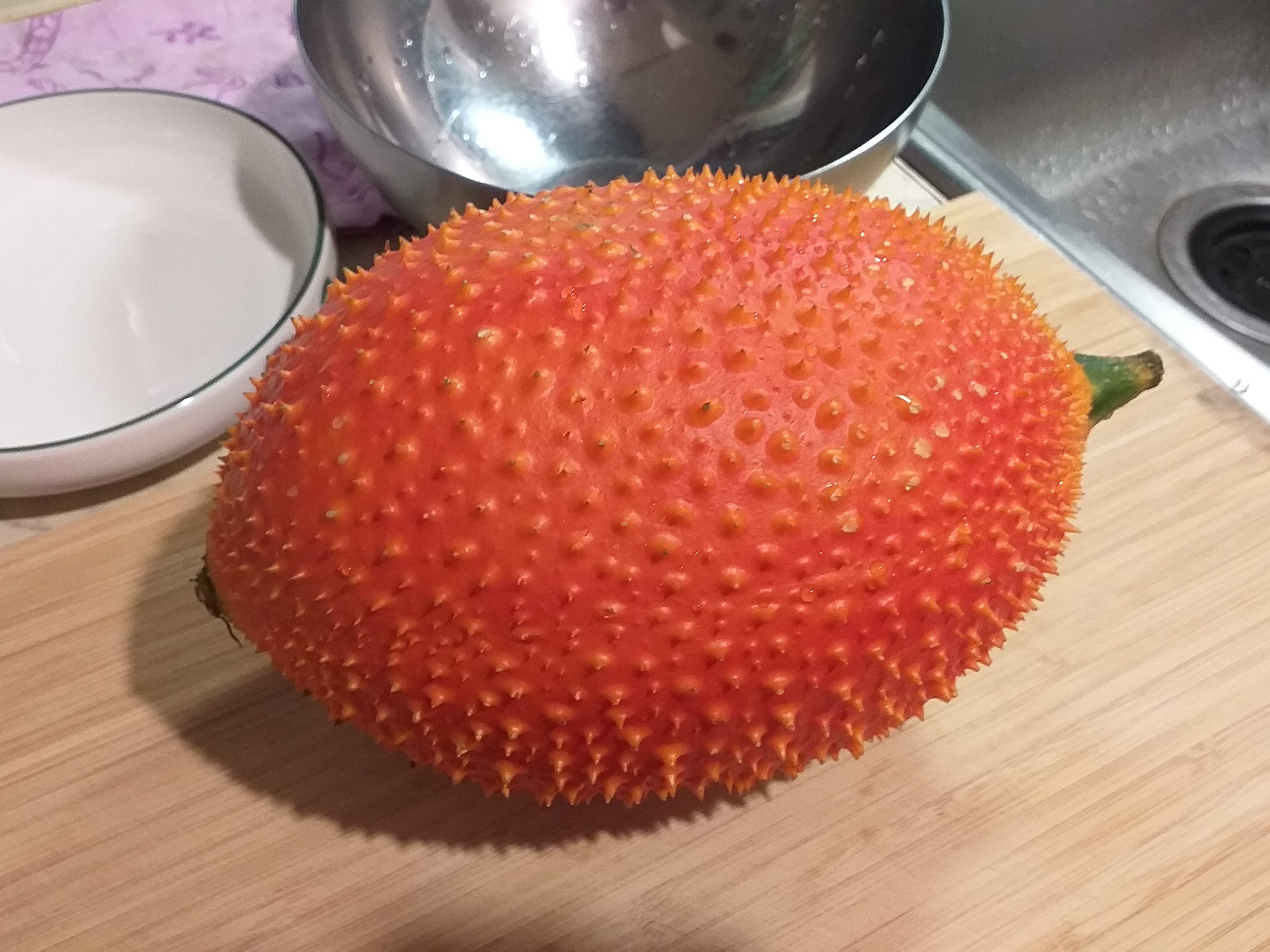 表皮都是刺！突然收到「橘紅色神秘果實」不知怎麼用　內行人讚「不常見的好東西」：煮湯超好喝！