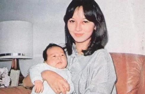 因私藏情書致失婚！前任和她對簿公堂「情人為她剃度出家」　再婚後「被寵上天」66歲仍似少女