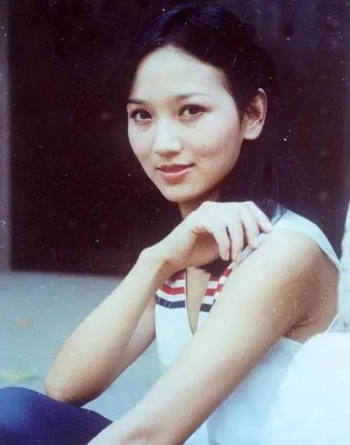 因私藏情書致失婚！前任和她對簿公堂「情人為她剃度出家」　再婚後「被寵上天」66歲仍似少女