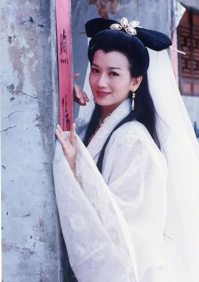 因私藏情書致失婚！前任和她對簿公堂「情人為她剃度出家」　再婚後「被寵上天」66歲仍似少女