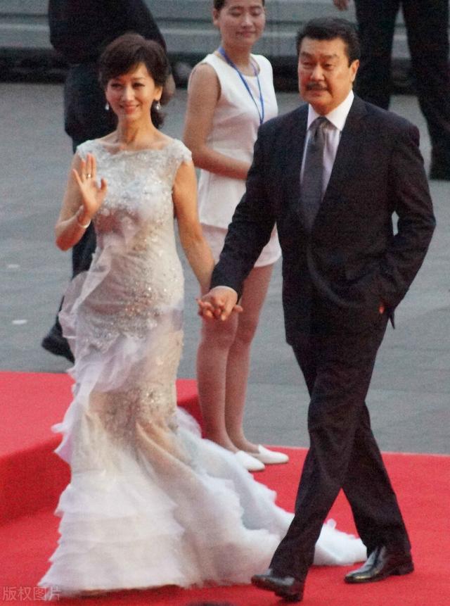 因私藏情書致失婚！前任和她對簿公堂「情人為她剃度出家」　再婚後「被寵上天」66歲仍似少女