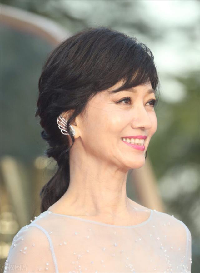 因私藏情書致失婚！前任和她對簿公堂「情人為她剃度出家」　再婚後「被寵上天」66歲仍似少女