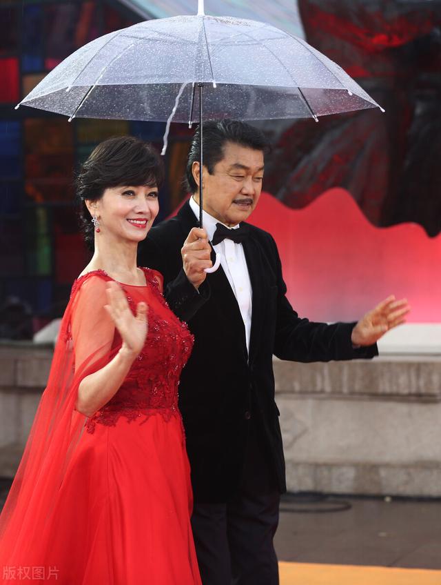 因私藏情書致失婚！前任和她對簿公堂「情人為她剃度出家」　再婚後「被寵上天」66歲仍似少女