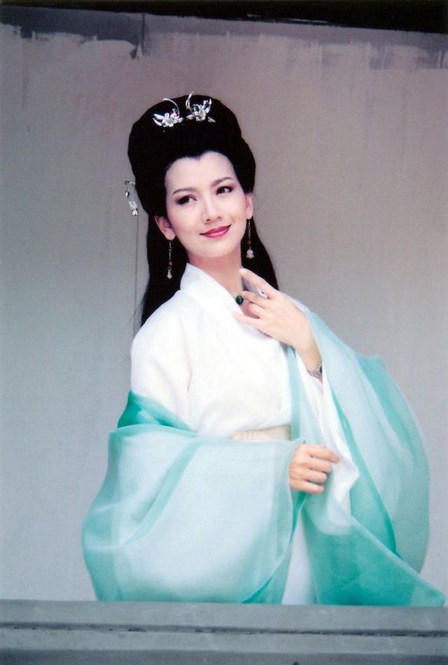 因私藏情書致失婚！前任和她對簿公堂「情人為她剃度出家」　再婚後「被寵上天」66歲仍似少女