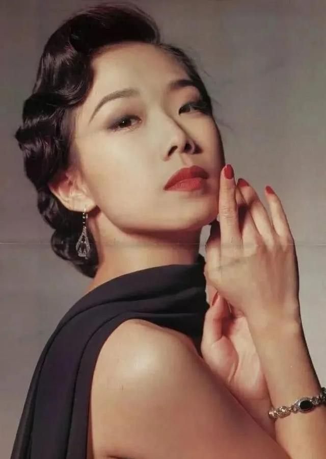 一代歌后！從小被罵醜女「李宗盛卻為她拋棄孕妻」　兩大才子「為她陷三角戀」55歲終醒悟