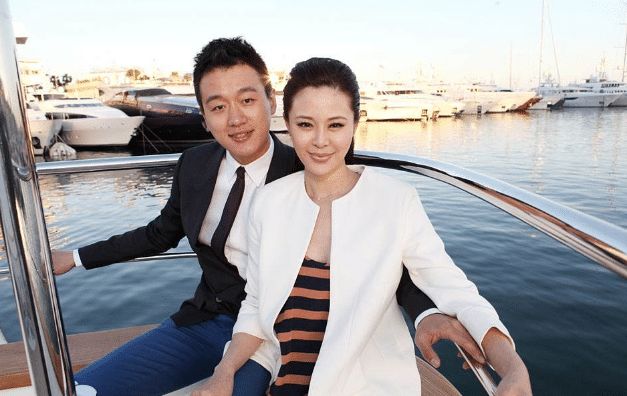 對老師一見鍾情！28歲把她娶回家「8年生3子」　今把40歲老師「寵成公主」婚後14年零緋聞