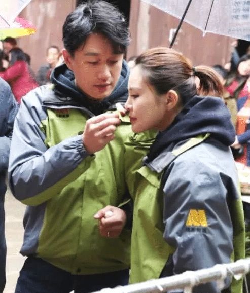 對老師一見鍾情！28歲把她娶回家「8年生3子」　今把40歲老師「寵成公主」婚後14年零緋聞