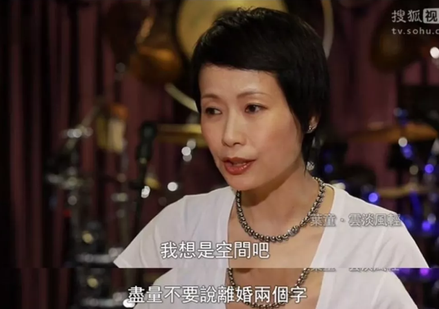 媲美張曼玉！被張國榮誇有天賦「卻為愛退圈」　婚後33年原諒老公出軌8次「58歲無子街頭吃快餐」