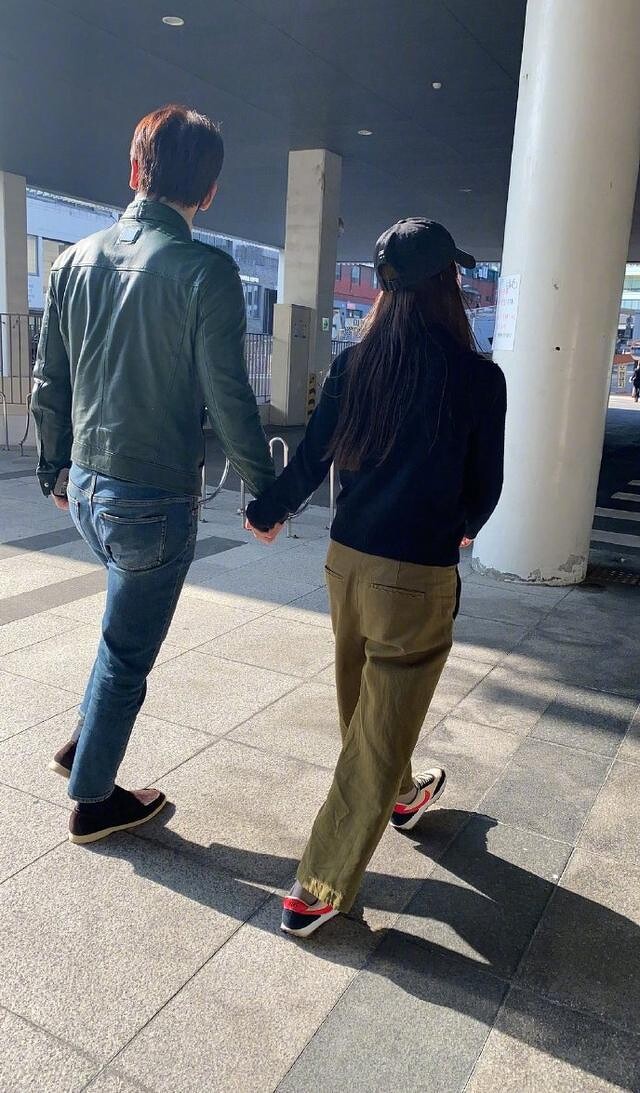 甜到長螞蟻！路上巧遇「高顏值情侶牽手逛街」　走到對面發現是「演藝圈大咖模範夫妻」閃到不行❤️