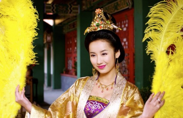 她是胡歌的夢中情人！因「一頓火鍋」被富豪看中　訂婚到結婚「僅17天」恩愛至今