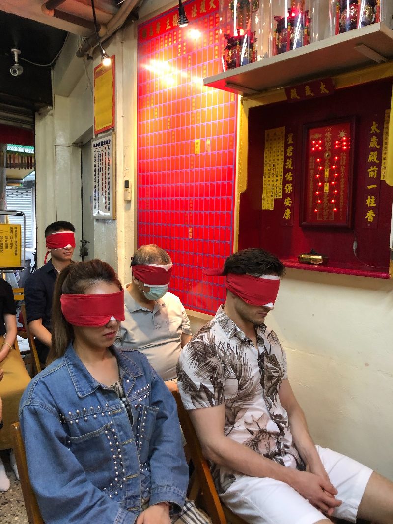 觀落陰走火入魔？乖乖牌學霸「突然失控刺警」淚喊：我被靈纏住　乩童一看傻住「早就被盯上」救不回了