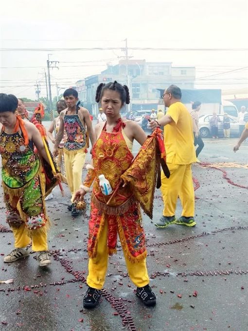 觀落陰走火入魔？乖乖牌學霸「突然失控刺警」淚喊：我被靈纏住　乩童一看傻住「早就被盯上」救不回了