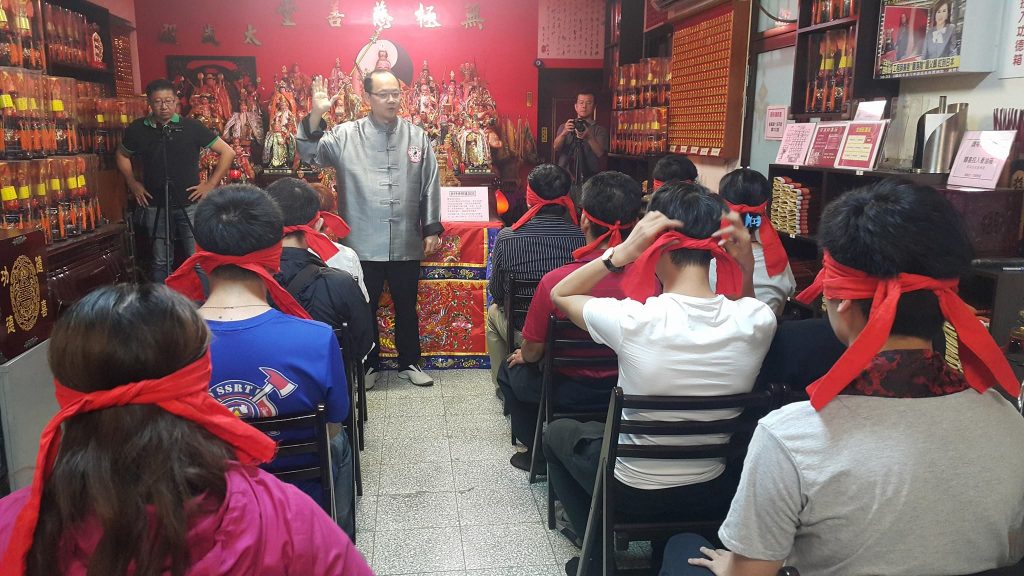 觀落陰走火入魔？乖乖牌學霸「突然失控刺警」淚喊：我被靈纏住　乩童一看傻住「早就被盯上」救不回了