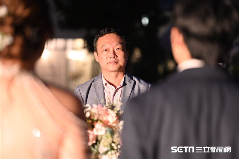 命運自有最好安排！她父逝母離異「遇恩師救命還當爸」緣份太妙了　「10年後暖當證婚人」致詞感動全網