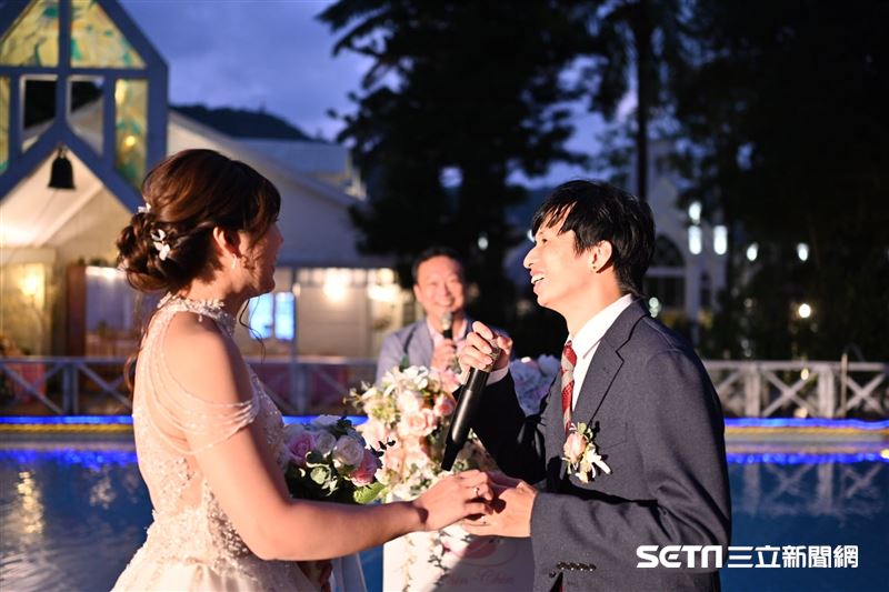 命運自有最好安排！她父逝母離異「遇恩師救命還當爸」緣份太妙了　「10年後暖當證婚人」致詞感動全網