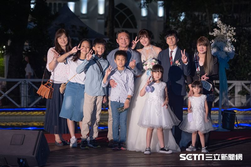命運自有最好安排！她父逝母離異「遇恩師救命還當爸」緣份太妙了　「10年後暖當證婚人」致詞感動全網