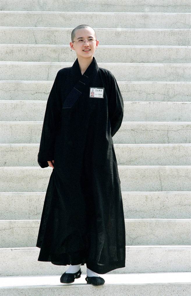 《戲說》女星當紅「剃髮為尼」追求修佛人生 不捨老父養家打工「自認太自私」重返影壇扛家計