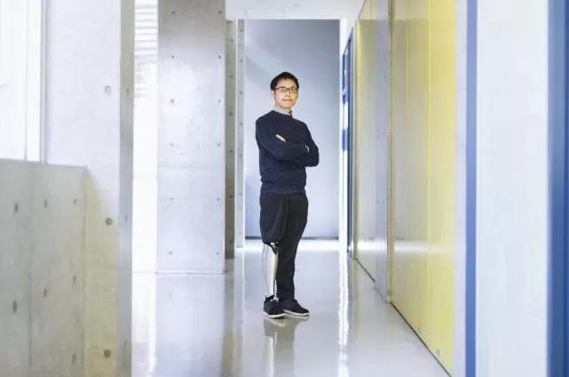 靠自己站起來！寒門學子「9歲失去一條腿」從此人生改變　25年後成企業CEO「造福相同遭遇的人」