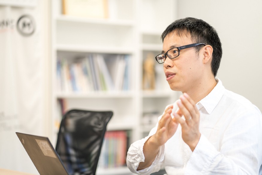 靠自己站起來！寒門學子「9歲失去一條腿」從此人生改變　25年後成企業CEO「造福相同遭遇的人」
