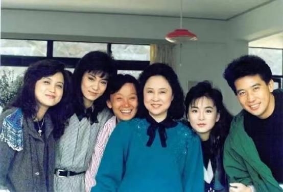 她是瓊瑤閨蜜！與原配共侍一夫45年「為其絕育養孩子」　72歲病房轉正：她幸福嗎？
