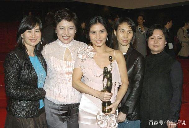 幫大39歲丈夫「8年生5個孩子」！還為他賺了幾百億　至今「連婚禮都沒辦」卻獨攬大權