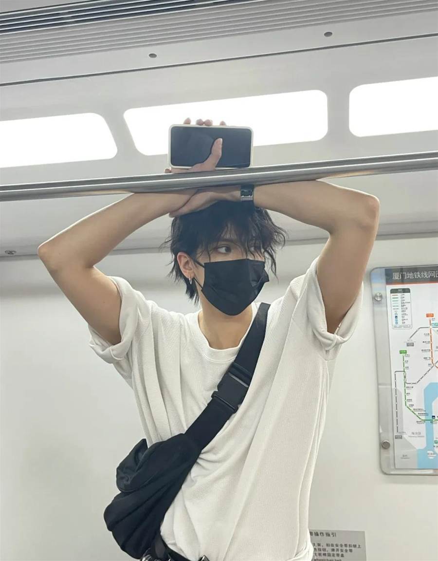 深邃雙眼超有電！搭車遇到「188cm極品長腿帥哥」　搜出真實身分「竟是仙女級美媽媽」長髮正翻❤️