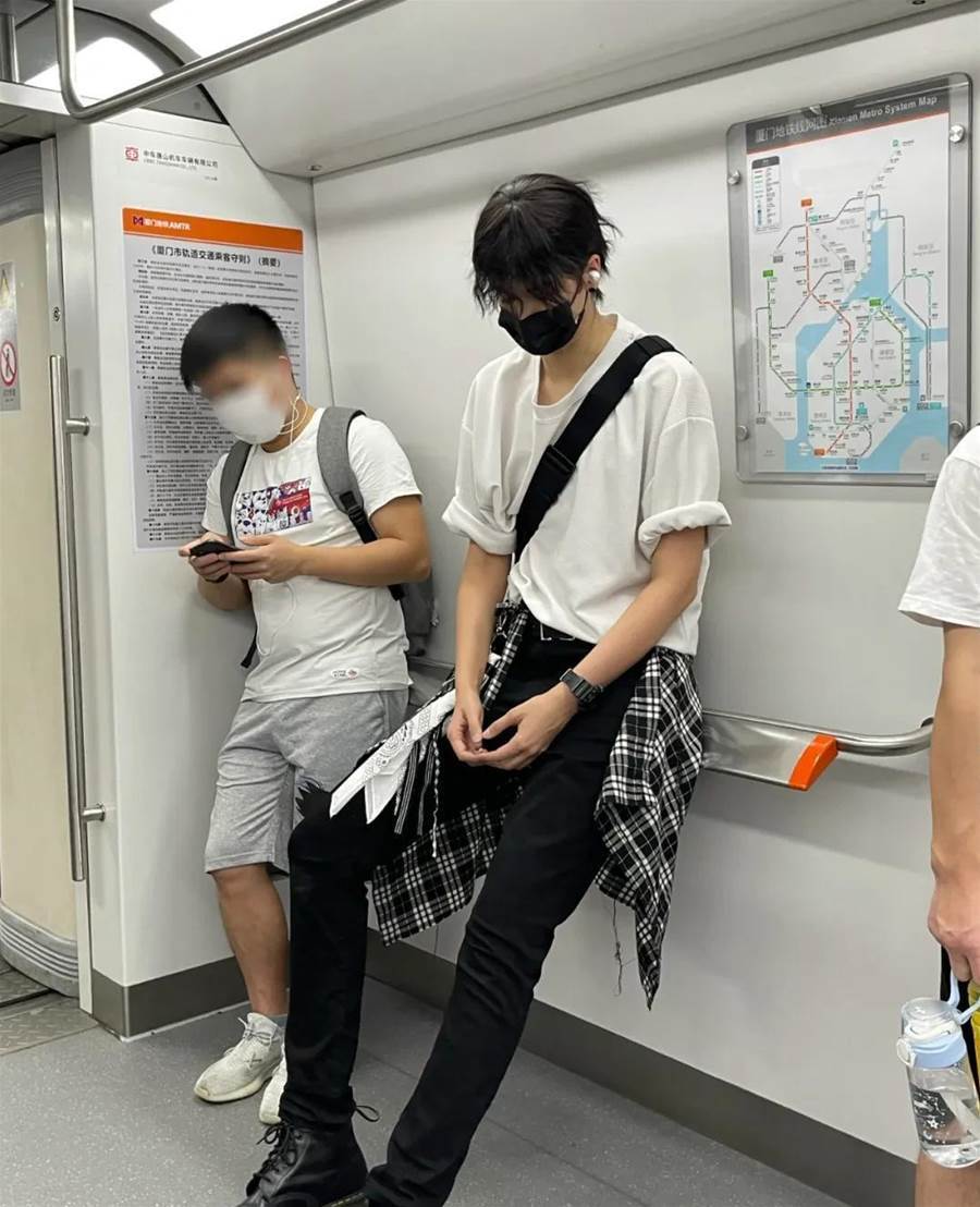 深邃雙眼超有電！搭車遇到「188cm極品長腿帥哥」　搜出真實身分「竟是仙女級美媽媽」長髮正翻❤️