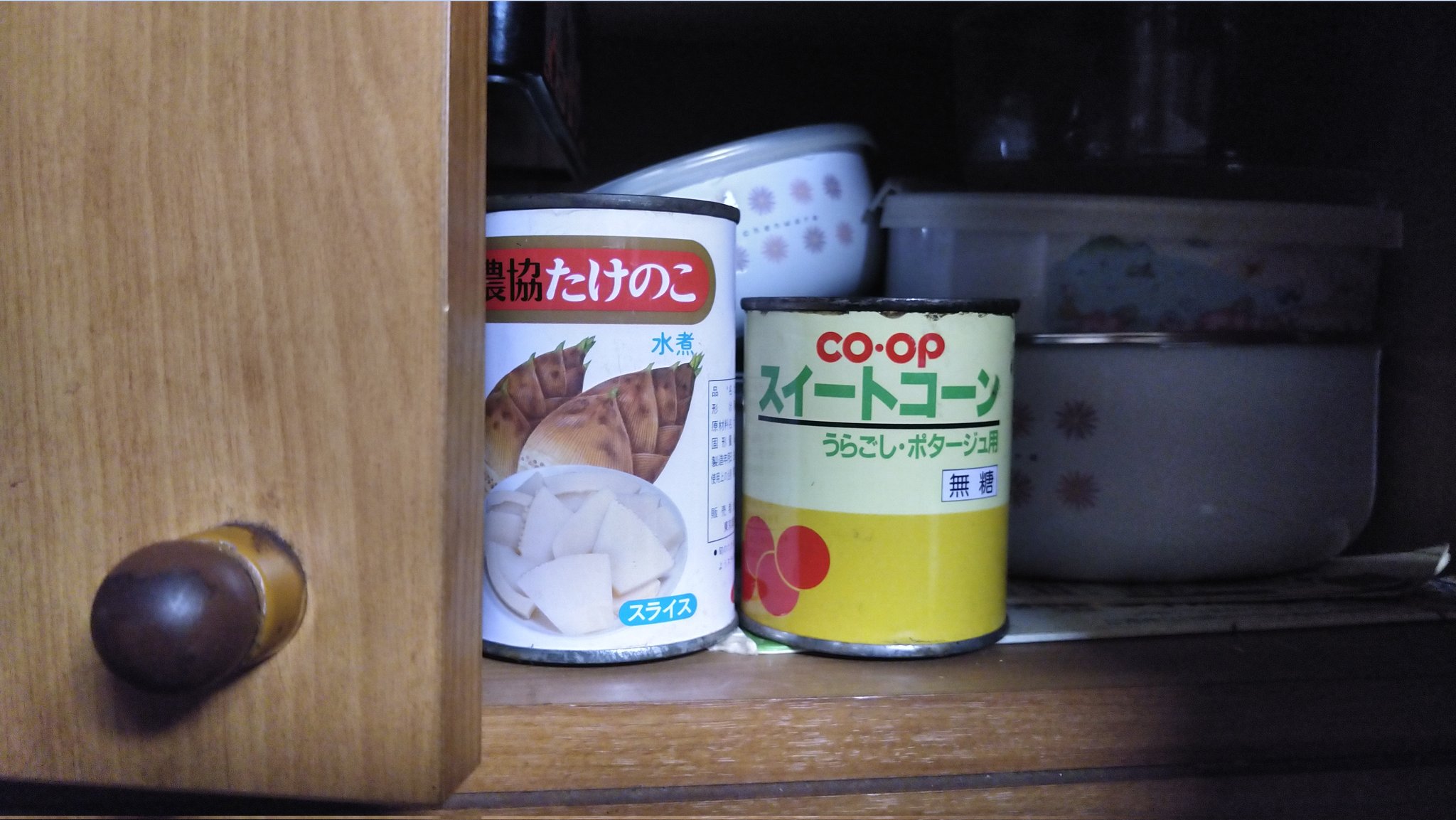 罐頭放了30年！一打開「水果湯汁像墨水」全網看傻　他好奇「倒出來嚐一口」愣住：太意外了