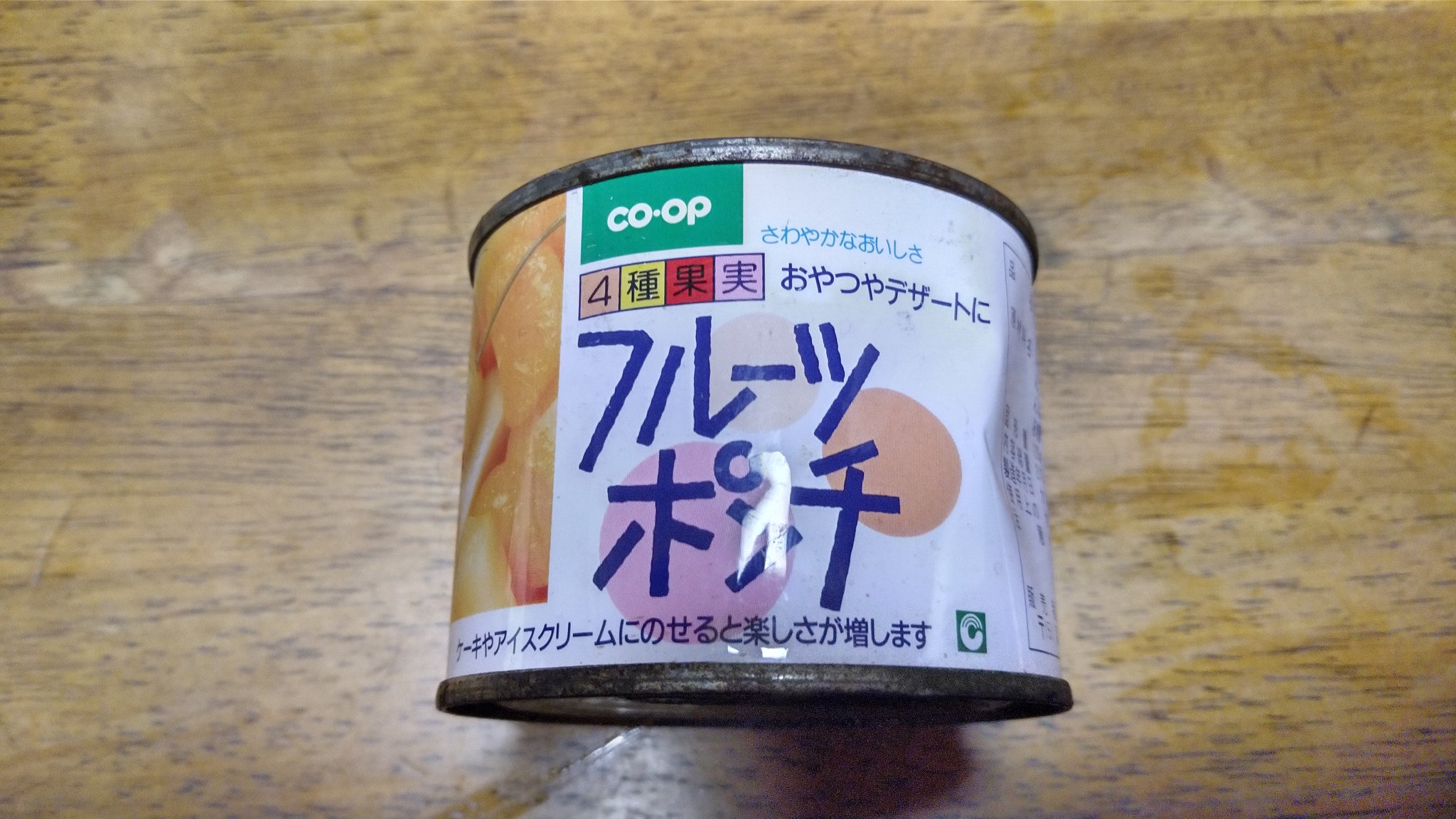 罐頭放了30年！一打開「水果湯汁像墨水」全網看傻　他好奇「倒出來嚐一口」愣住：太意外了