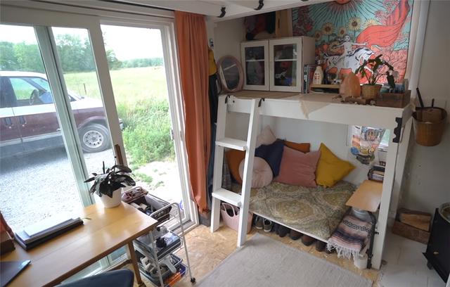 超迷你小屋！她離婚後買下3坪房「總共只花11萬」　「屋頂暗藏特殊空間」功能一應俱全