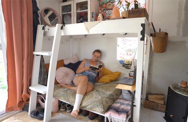 超迷你小屋！她離婚後買下3坪房「總共只花11萬」　「屋頂暗藏特殊空間」功能一應俱全