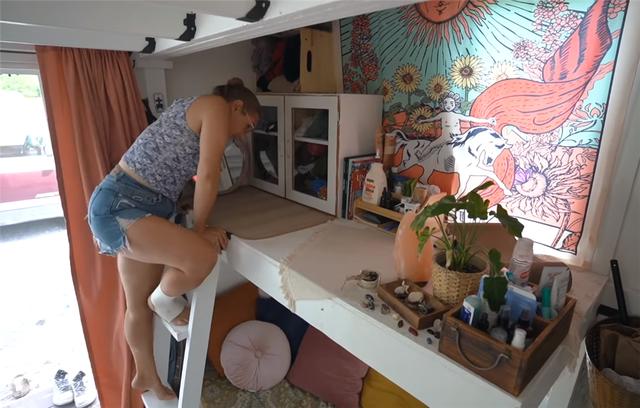 超迷你小屋！她離婚後買下3坪房「總共只花11萬」　「屋頂暗藏特殊空間」功能一應俱全