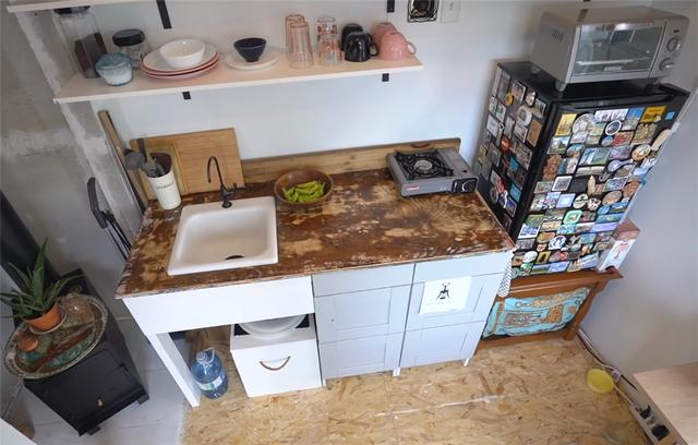 超迷你小屋！她離婚後買下3坪房「總共只花11萬」　「屋頂暗藏特殊空間」功能一應俱全