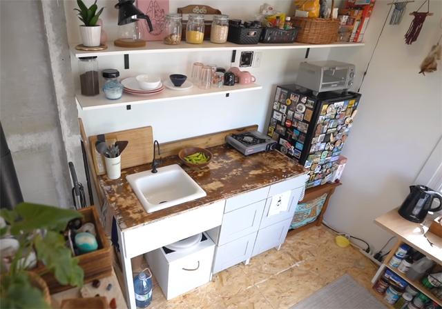 超迷你小屋！她離婚後買下3坪房「總共只花11萬」　「屋頂暗藏特殊空間」功能一應俱全