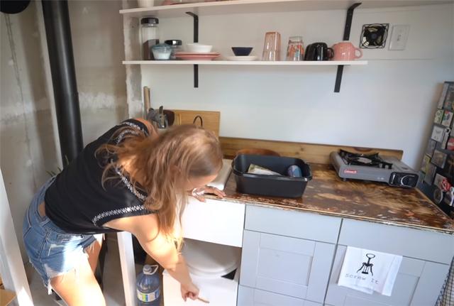 超迷你小屋！她離婚後買下3坪房「總共只花11萬」　「屋頂暗藏特殊空間」功能一應俱全