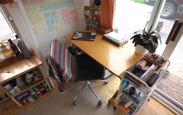 超迷你小屋！她離婚後買下3坪房「總共只花11萬」　「屋頂暗藏特殊空間」功能一應俱全
